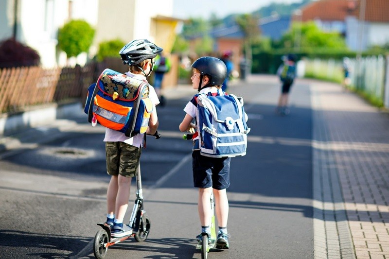 Czy torby szkolne na kółkach pomagają odciążyć dziecięcy kręgosłup?